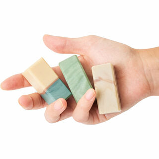 手のひらにのせたBAR SOAP Discovery Setの3つの石鹸